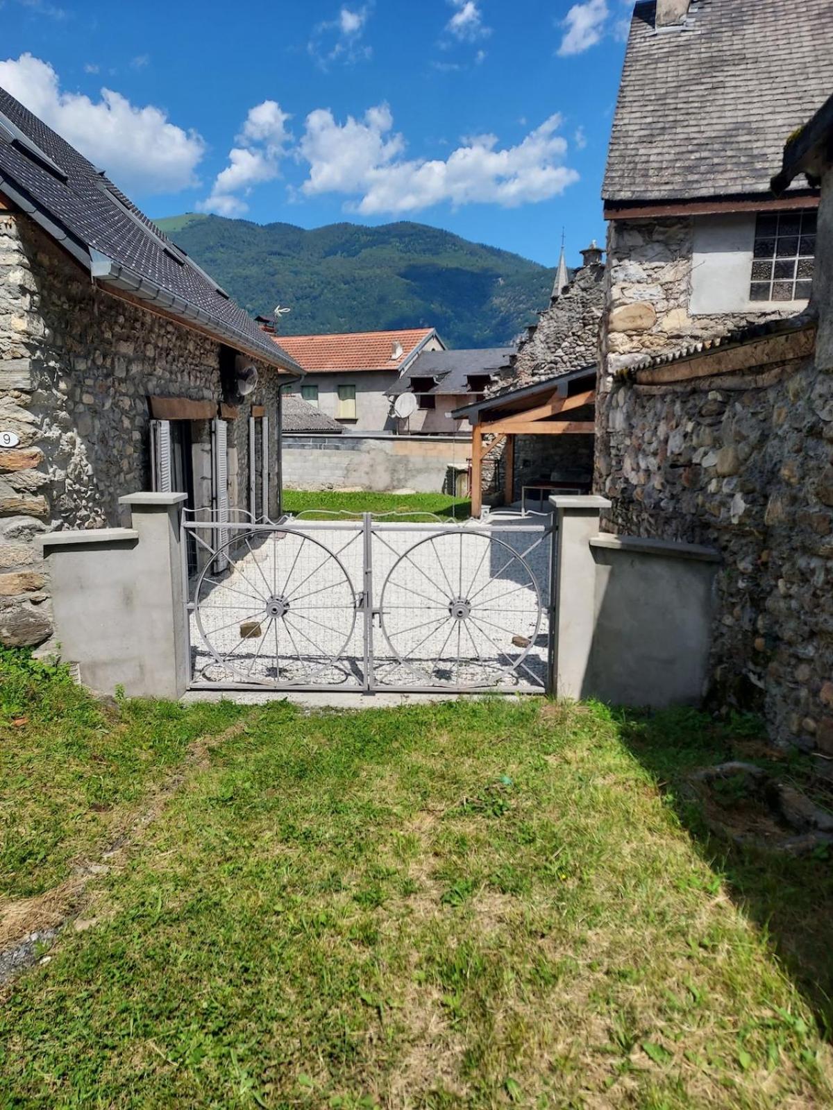 Maison De Village Au Pied Des Pyrenees Marignac  Extérieur photo